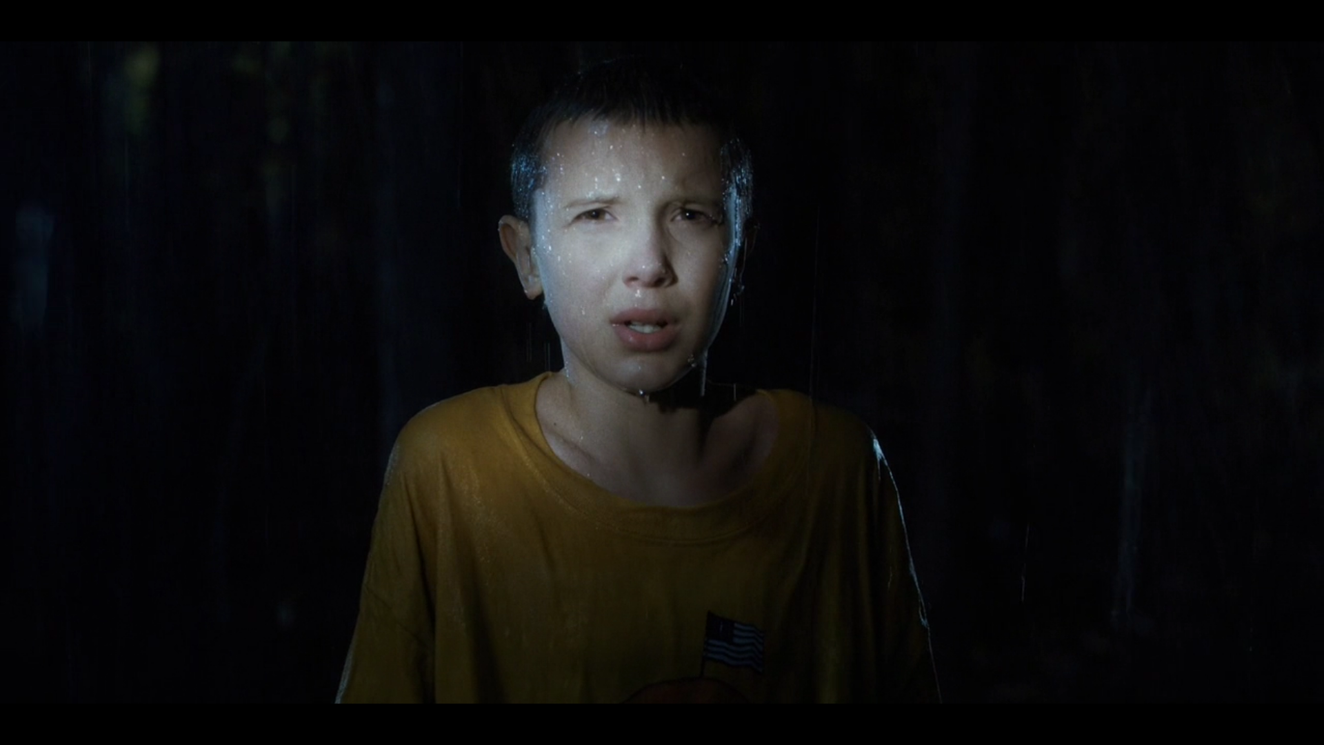 Stranger Things: Elf (Milly Bobby Brown) steht alleine im Wald